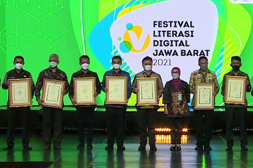 Raih Penghargaan, Ciburial Curi Perhatian Gubernur Jabar Lewat Medsos   Praktik Baik COSM hingga Kolaborasi OpenSID